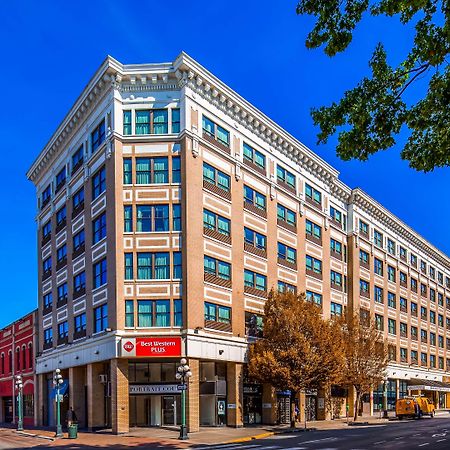 Best Western Plus Carlton Plaza Hotel Victoria Exterior photo