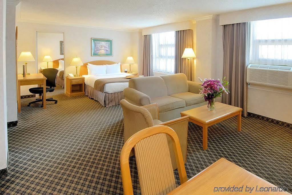 Best Western Plus Carlton Plaza Hotel Victoria Room photo