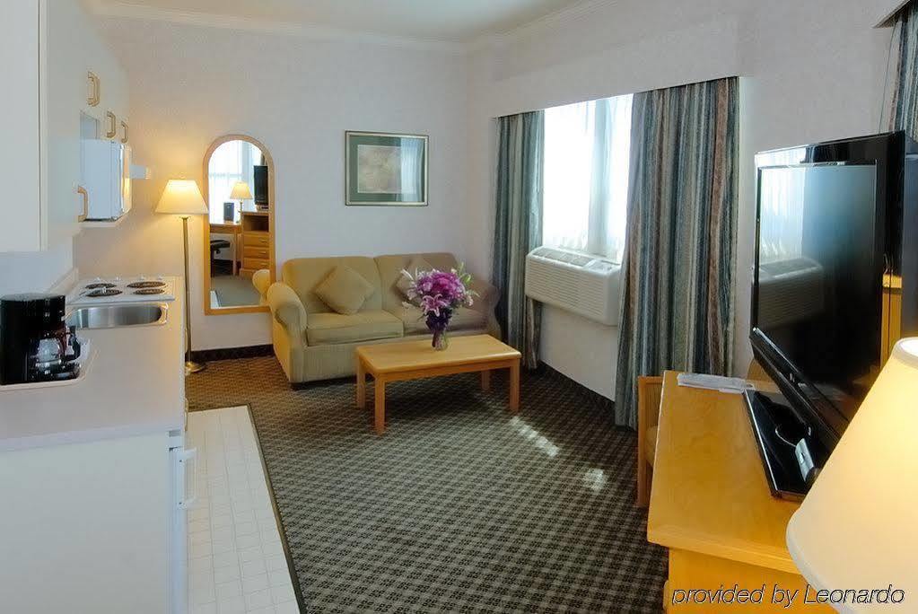 Best Western Plus Carlton Plaza Hotel Victoria Room photo